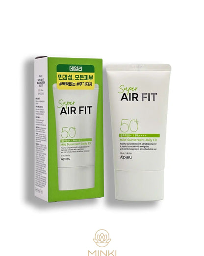 A’PIEU Super Air Fit Mild Sunscreen Daily SPF50+/PA++++ en su envase junto a la caja original