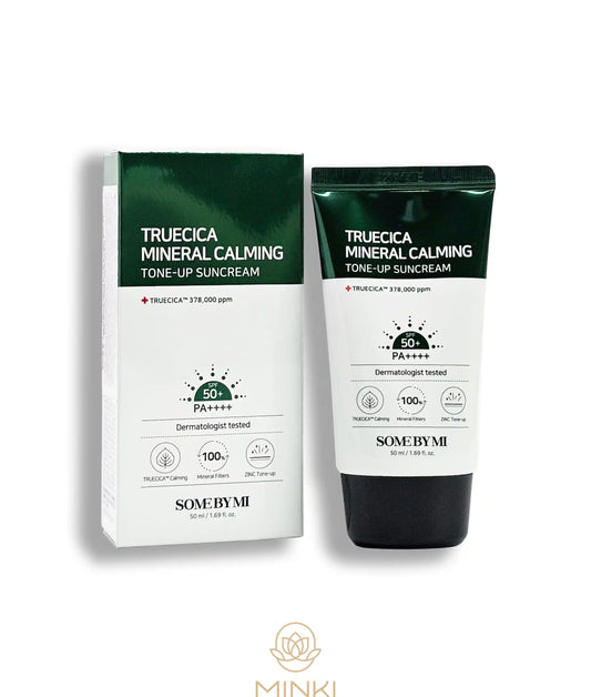 SOME BY MI TrueCICA Mineral Calming Tone-Up Suncream SPF50+/PA++++ en su envase junto a la caja original