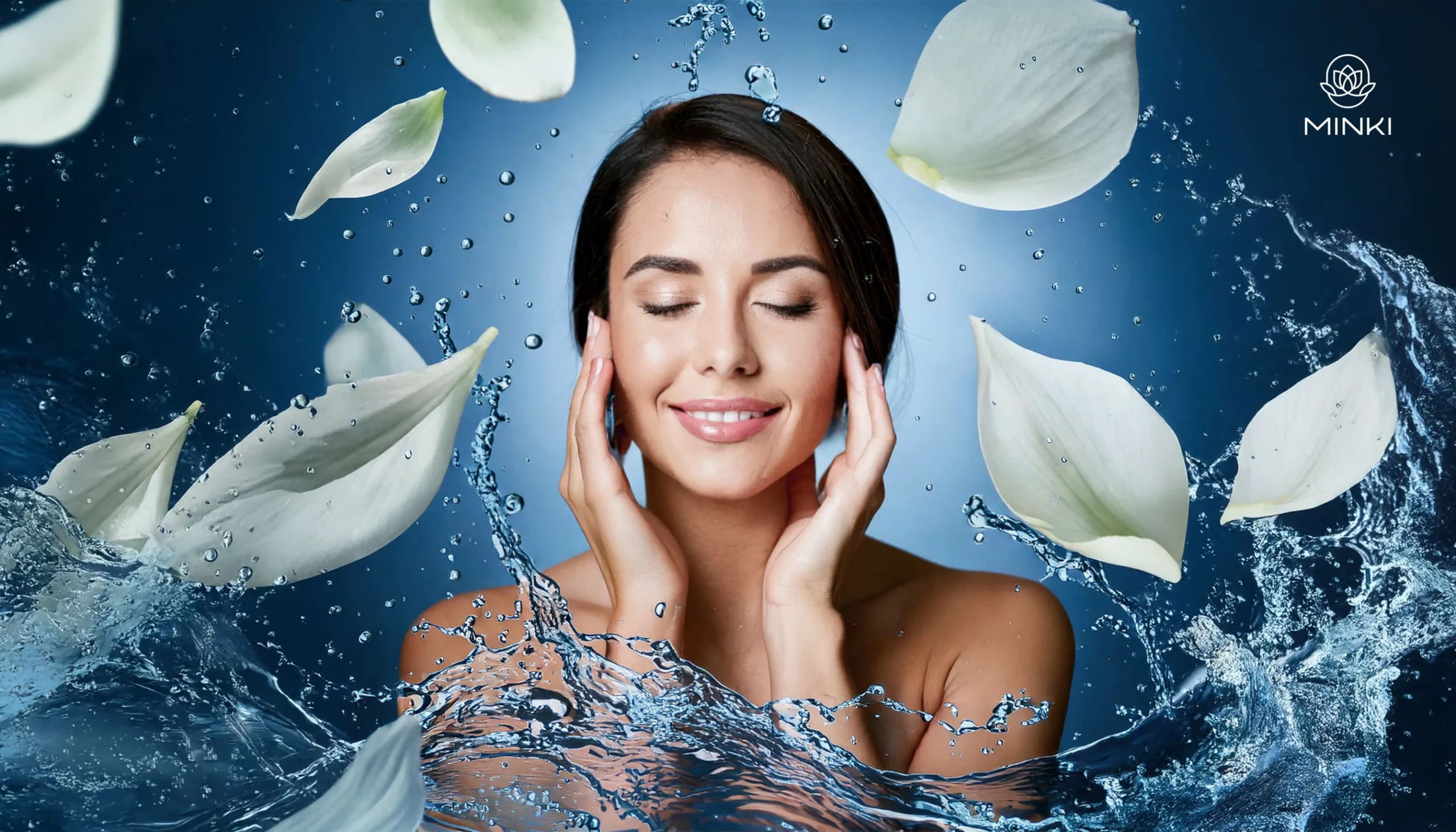 Mujer aplicando cosmética coreana antiedad para cuidar la piel a los 30 años