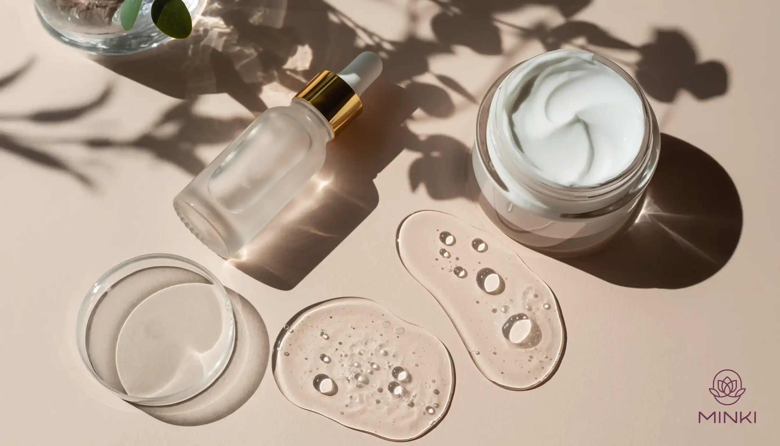 Sérum y crema de cosmética coreana para arrugas, rutina antiedad con textura ligera y efecto reafirmante.